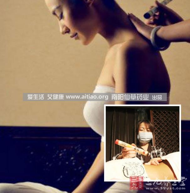 足三里穴是位于外膝的下3寸、脛骨外側(cè)一橫指左右的位置，艾灸10-15分鐘即可，需堅(jiān)持一段時(shí)間，很快可以看到祛濕的效果。